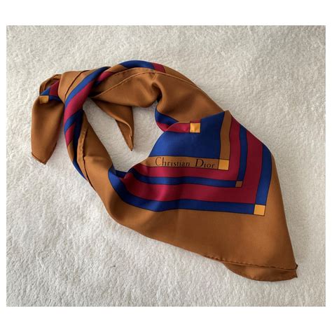 prix foulard dior|carrés de soie dior.